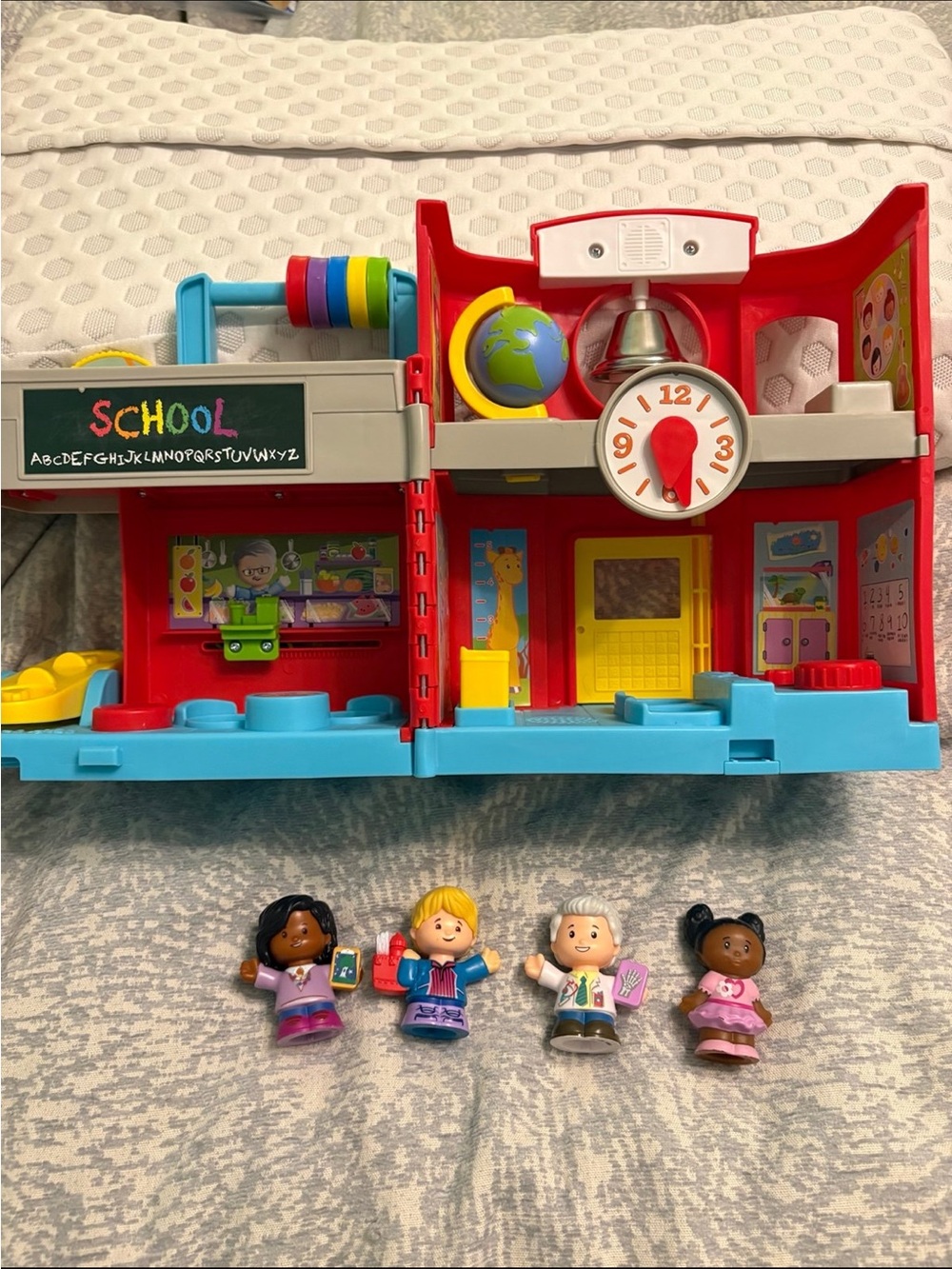 Working Fisher Price Little People Friendly School + 4 figurines teacher
